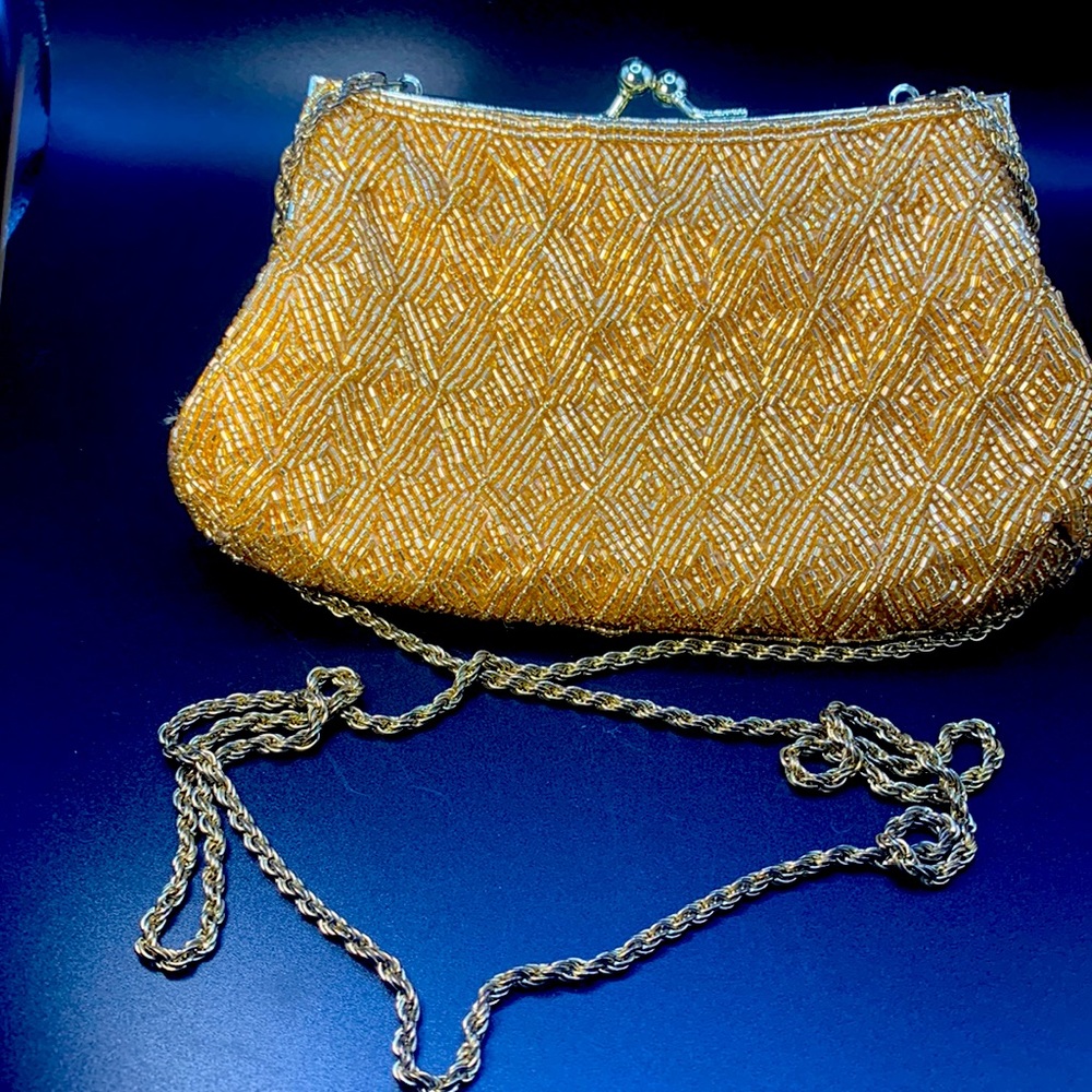 Lá Regale VTG Gold Sequence purse with gold chain use as a purse/clutch